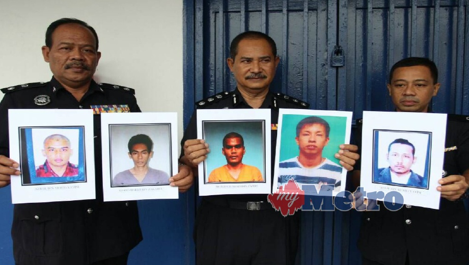 ABDULLAH ( tengah) bersama pegawainya menunjukkan wajah suspek yang diburu di Ibu Pejabat Polis Daerah Pasir Mas, hari ini. FOTO Nik Abdullah Nik Omar