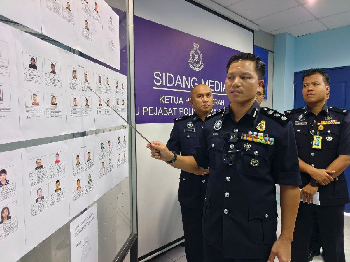 AHSMON menunjukkan senarai 55 individu dikehendaki polis Kuching. FOTO Mohd Roji Kawi.