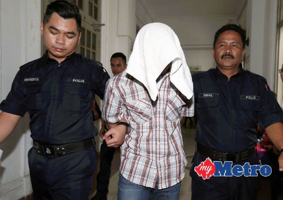 Mohd Zulkifle diiringi anggota polis selepas dijatuhi hukuman penjara 12 tahun dan 10 sebatan oleh Mahkamah Tinggi Johor Bahru kerana memiliki dadah, hari ini. FOTO Hairul Anuar Abd Rahim 