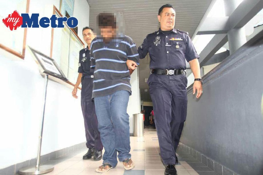 TERTUDUH dibawa keluar mahkamah selepas didakwa dengan dua pertuduhan mencabul anak saudara perempuanya, dalam kejadian Mei tahun lalu. FOTO Zuhairi Zuber