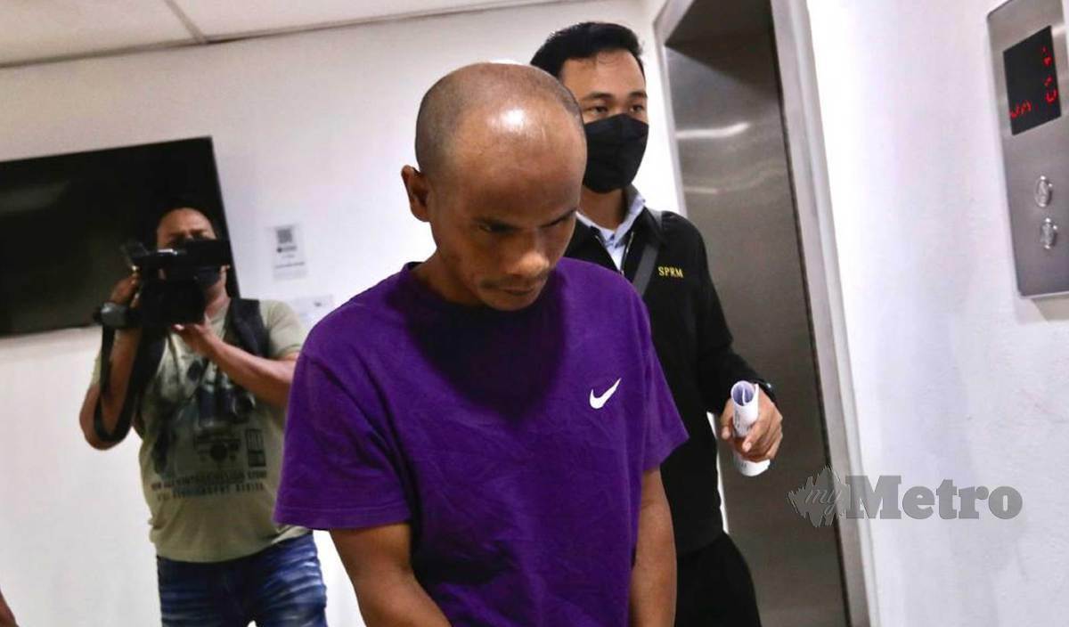 RADZALI dijatuhi hukuman penjara 14 hari dan denda RM10,000 di Mahkamah Sesyen atas pertuduhan memberi rasuah RM200 kepada seorang anggota polis. FOTO Ghazali Kori 