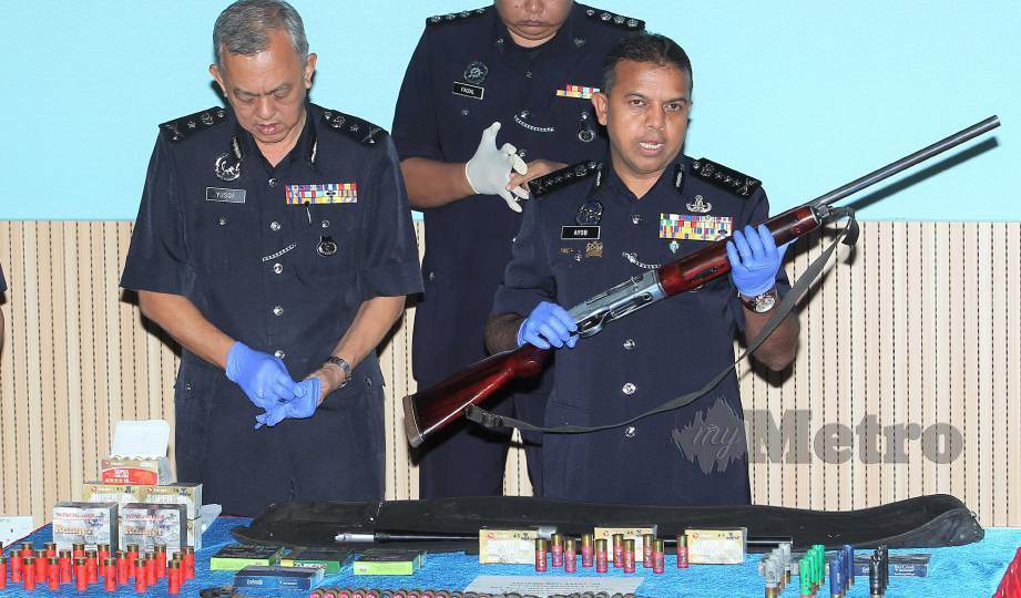 AYOB Khan (kanan) bersama pegawainya menunjukkan selaras senapang patah serta peluru penabur yang dirampas daripada pemburu haiwan eksotik secara haram di sekitar Kluang dan Mersing pada sidang media kes Pemburuan Haiwan Eksotik di Ibu Pejabat Polis Kontinjen (IPK) Johor. FOTO Zain Ahmed