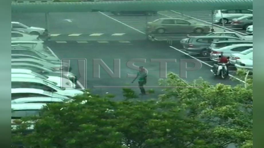 RAKAMAN video menunjukkan kegiatann dua lelaki yang memecah masuk kereta di kawasan pasar raya di Bukit Tinggi, Klang yang tular di media sosial. FOTO Ihsan Pembaca