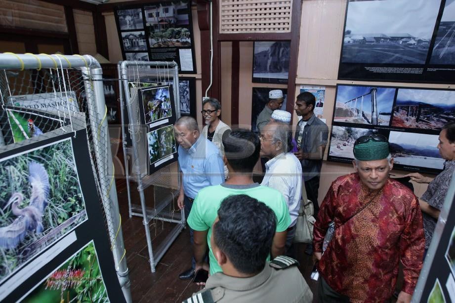 Pengunjung yang hadir ke pameran fotografi Cikgu Zulkifli di Galeri Sejarah KKB. FOTO Zulfadhli Zulkifli