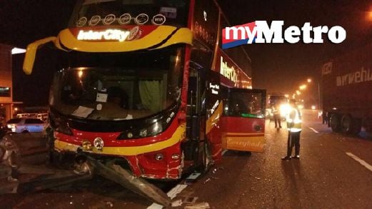 Keadaan bas yang terbabit kemalangan di KM130 Lebuhraya PLUS arah selatan berdekatan Sungai Dua, 12.30 tengah malam tadi. FOTO Rosli Ahmad