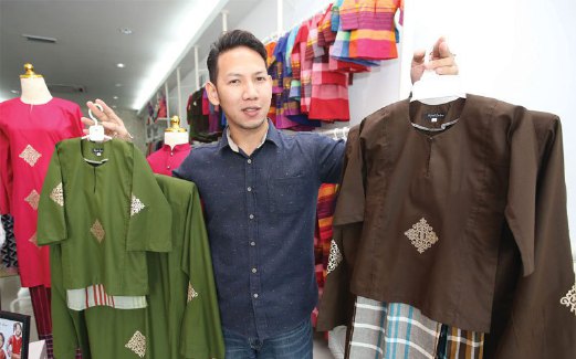 PENGURUS Hijrah Couture cawangan Evenue 2, Shah Alam, Megat Syawaluddin Othman menunjukkan antara koleksi set sedondon.