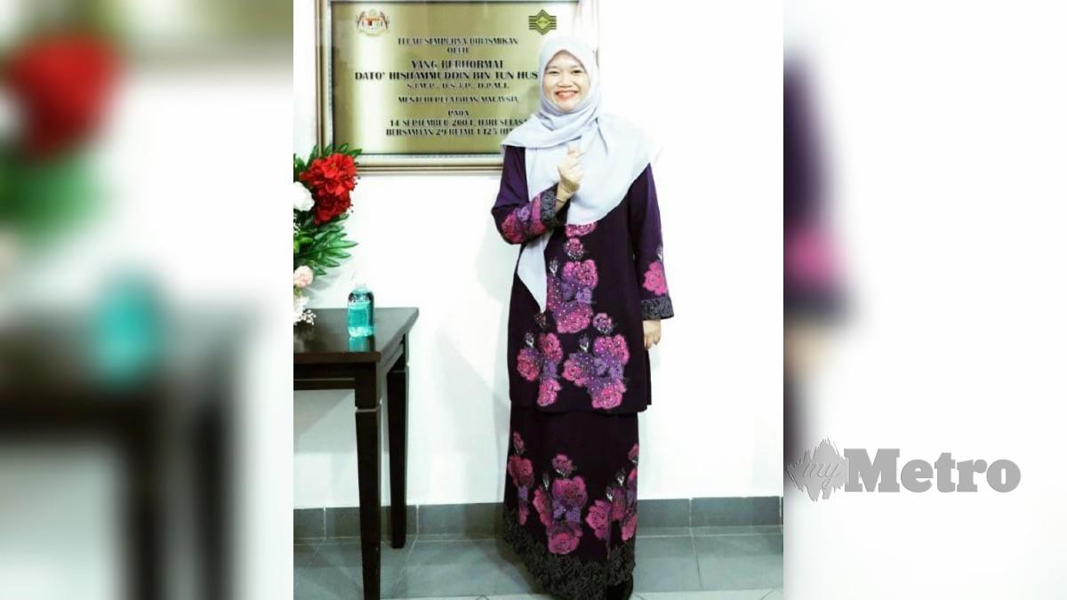 FADHLINA memakai baju kurung dihasilkan dua pelajar kolej vokasional di Kedah. FOTO ihsan FB Fadhlina Sidek