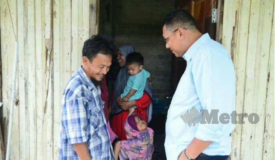 MOHD Syahbuddin (kanan) berbincang dengan M Busra mengenai bantuan rumah bakal diberikan. FOTO Ramli Ibrahim. 