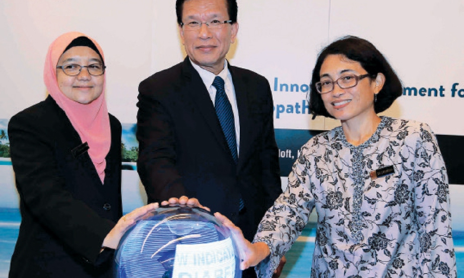 FARIZA (kiri) bersama Pengurus Besar Established Pharmaceutical Abbot Malaysia, Lee Eng Peng (tengah) dan Zanariah ketika pelancaran Lipanthyl Penta (fenofibrate) 145mg untuk pesakit diabetes Jenis 11 dan diabetes baru-baru ini. 