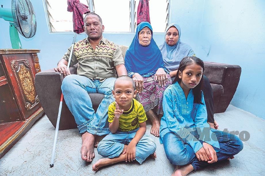 MOHD Syawal dan isteri bersama ibu tercinta dan dua anak mereka. FOTO: Aswadi Alias