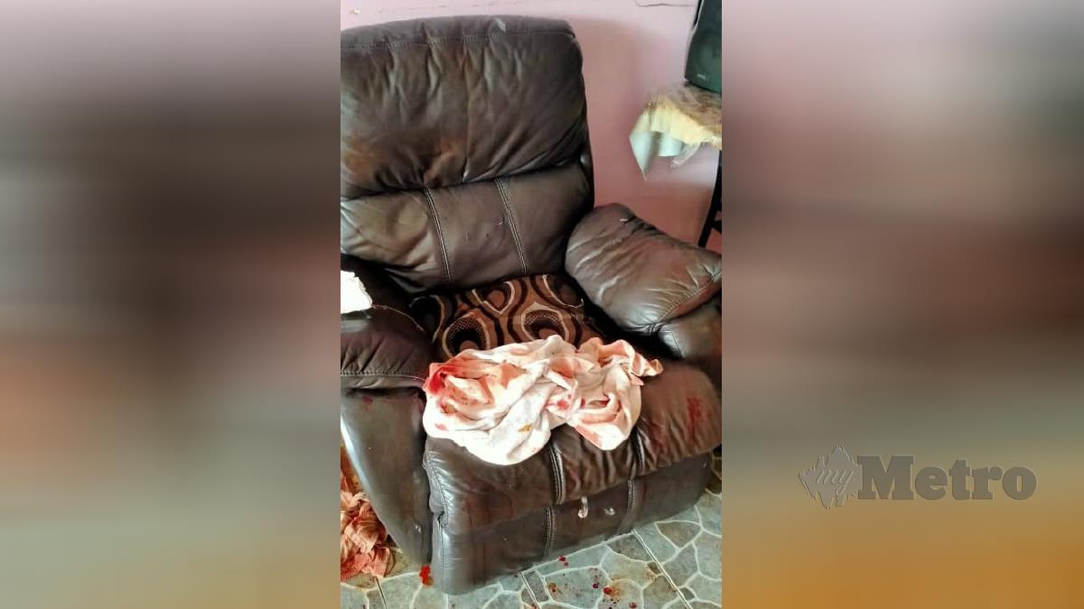 Kesan darah pada kerusi di lokasi mangsa diserang ketika berada di rumahnya di Sungai Chua, Kajang pada 1 Oktober lalu. Foto ihsan polis