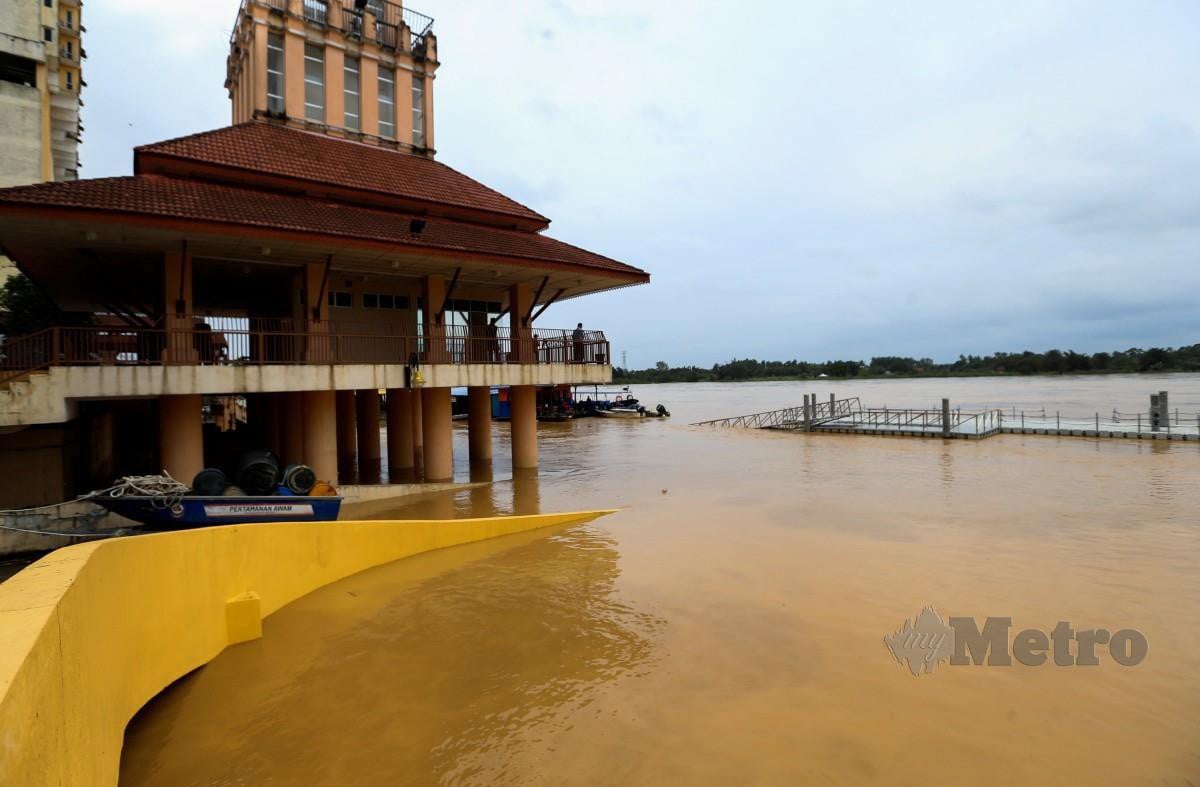 Air Sungai Kelantan hampir melimpahi tebing di Tambatan Diraja Kota Bharu. FOTO NIK ABDULLAH NIK OMAR