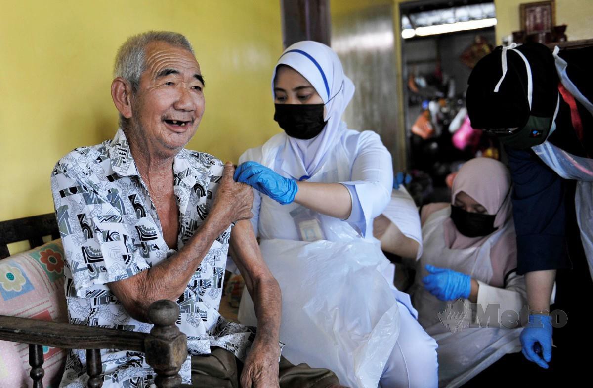 Petugas kesihatan daripada Pejabat Kesihatan Sabak Bernam menyuntik vaksin Covid-19 kepada warga emas dalam Program Vaksinisasi "Mobile Outreach" di Sekinchan, Selangor, 15 Julai lalu. FOTO Aizuddin Saad.