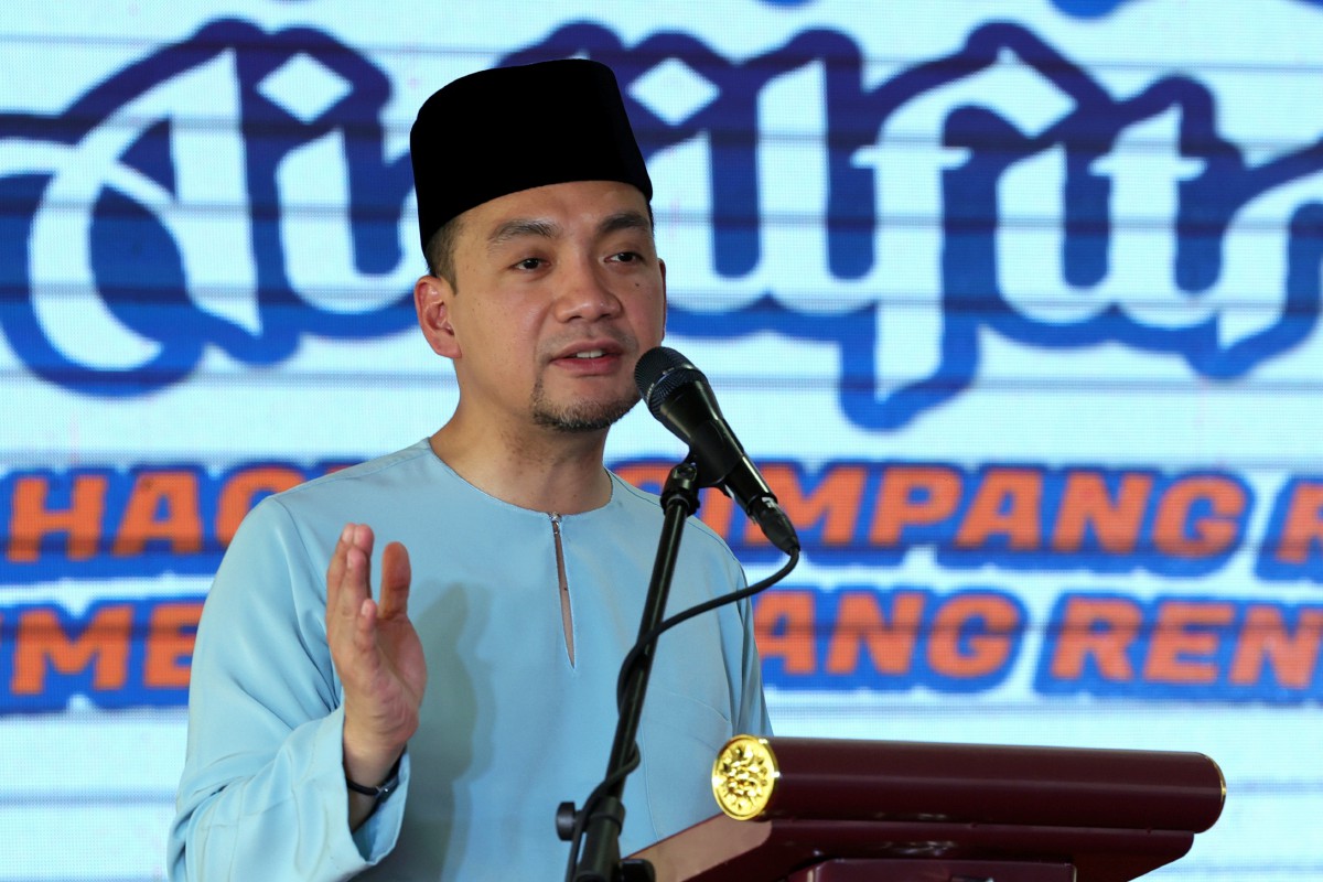 Onn Hafiz berucap pada Rumah Terbuka Aidilfitri UMNO Bahagian Simpang Renggam dan Parlimen Simpang Renggam di Pusat Perdagangan Majlis Daerah Simpang Renggam hari ini. FOTO BERNAMA
