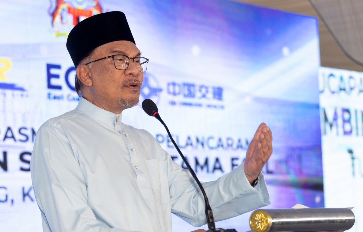 Anwar Ibrahim menyampaikan ucapan pada Majlis Pelancaran Pembinaan Stesen Pertama Projek Laluan Rel Pantai Timur (ECRL) di Tunjong hari ini. FOTO BERNAMA