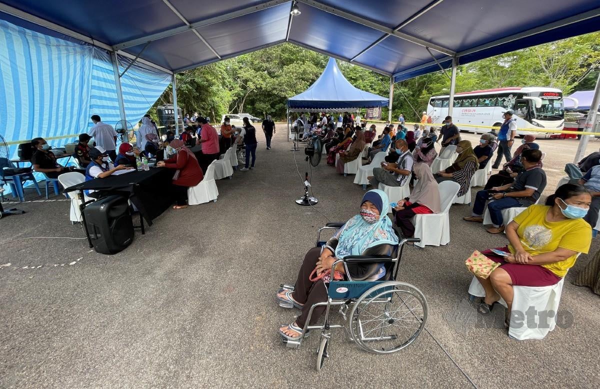 Penerima vaksin menunggu untuk menerima vaksin di PPV Dewan Serbaguna Pagoh, Muar, Johor. FOTO Nur Aisyah Mazalan.