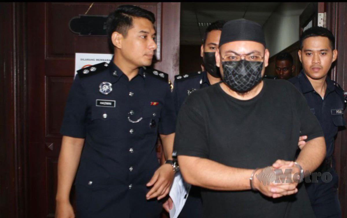 Bekas kakitangan Jabatan Kebajikan Masyarakat JKM Sarawak, dibawa masuk ke Mahkamah dituduh menghadapi 34 pertuduhan mengikut Seksyen 4A (1) AMLATFPUAA membabitkan penyelewengan lebih RM10 juta di Mahkamah Tinggi Kuching. FOTO NADIM BOKHARI