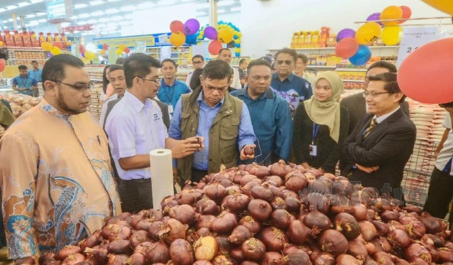 SAIFUDDIN (tengah) pada Majlis Perasmian Pembukaan Pasar raya TF Value-Mart di Bandar Baru Air Putih, Balik Pulau. FOTO Shahnaz Fazlie Shahrizal.