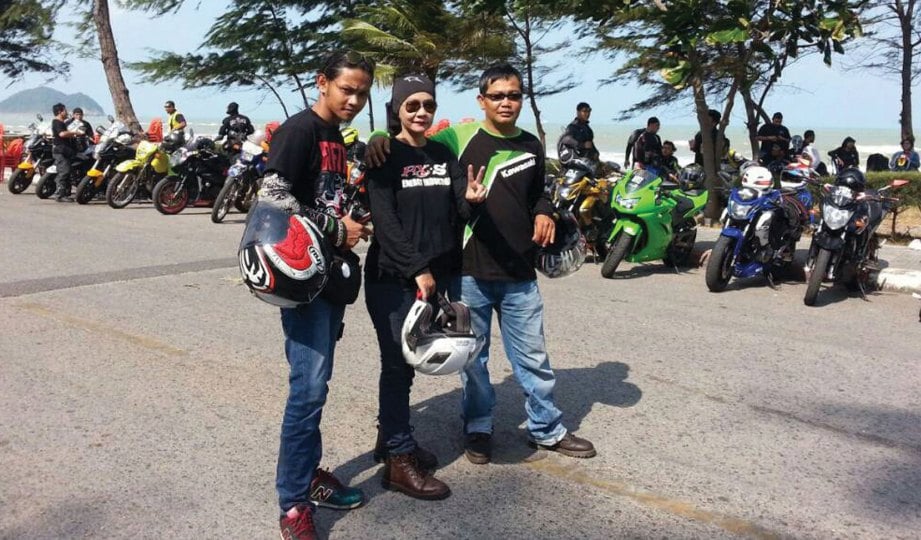 MUHAMMAD Haiqal (kiri) bersama Rafeah (tengah) dan Hoesni ketika berkonvoi ke acara motosikal di Thailand.