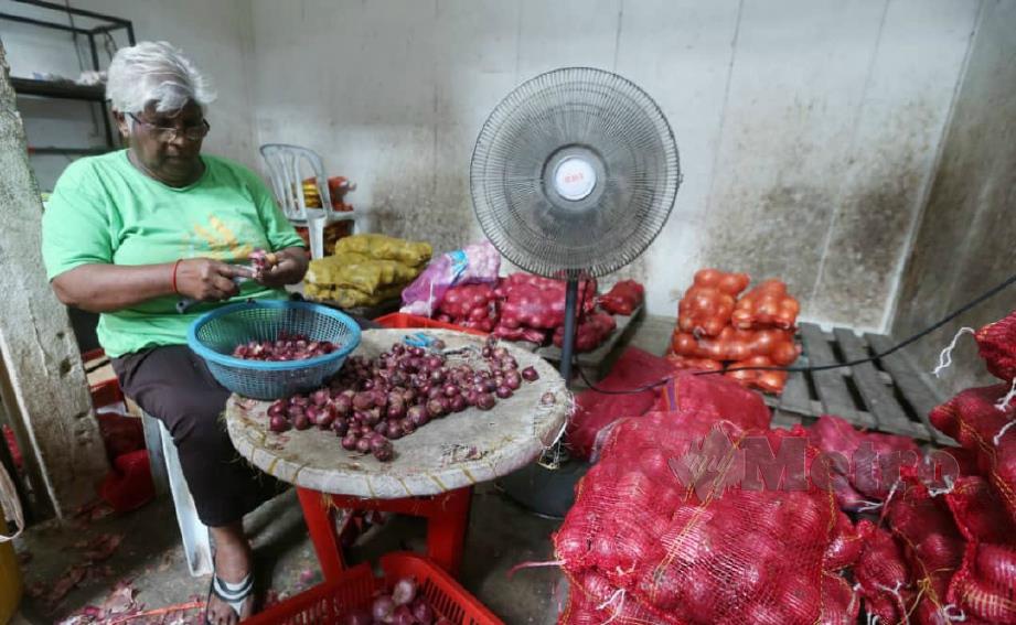 PENIAGA, R Angamah memilih bekalan terakhir bawang merah India di Pasar Besar Jalan Othman. FOTO Rohanis Shukri.