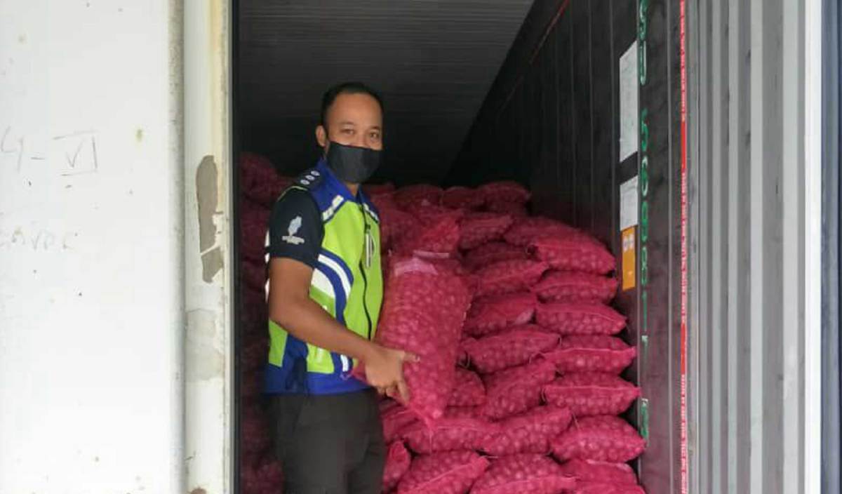 MAQIS menahan sebuah kontena yang membawa 28,350 kilogram (kg) bawang merah dari Thailand di Pelabuhan Tanjung Pelepas, kerana label maklumat yang mengelirukan, pagi kelmarin. FOTO Ihsan MAQIS