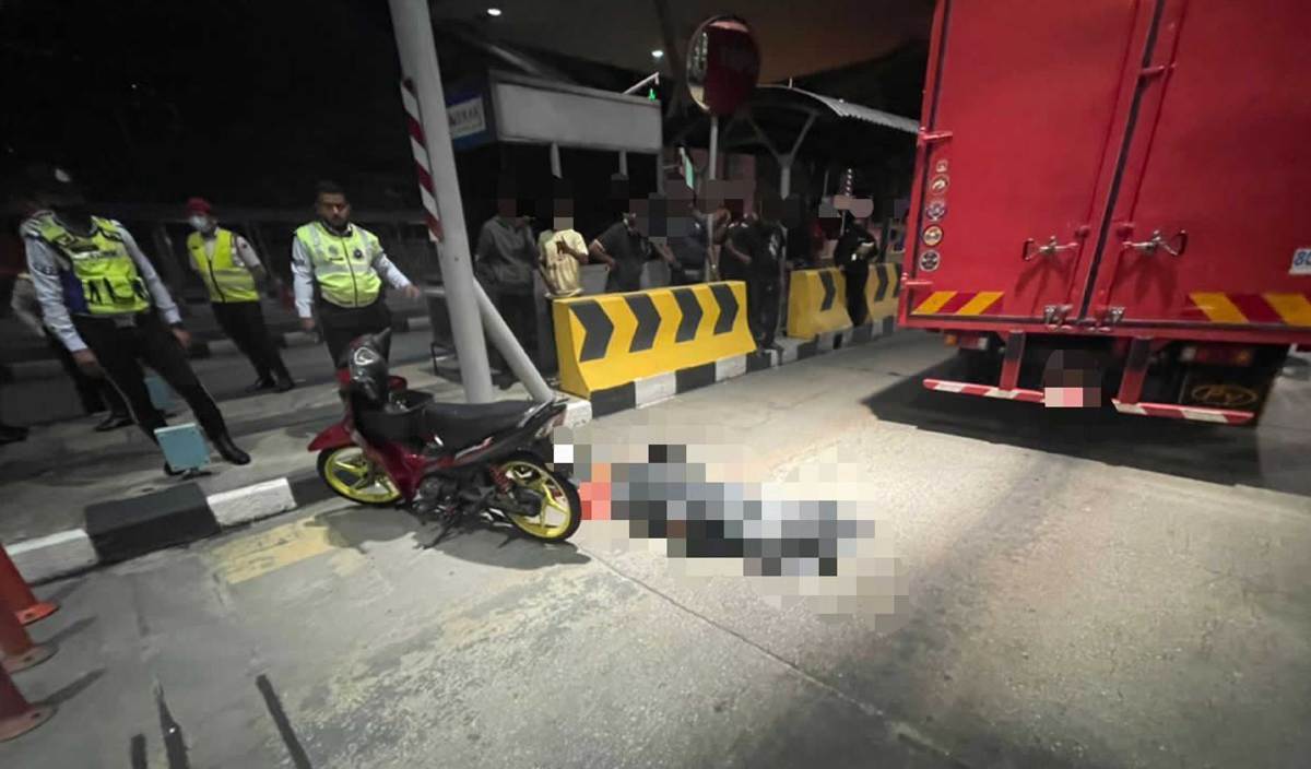 LELAKI maut selepas motosikal ditunggangnya dipercayai terlanggar tiang penghadang jalan sebelum terjatuh di bawah lori di Plaza Tol Penchala dari arah Kepong ke Damansara, Petaling Jaya, semalam. FOTO Ihsan PDRM