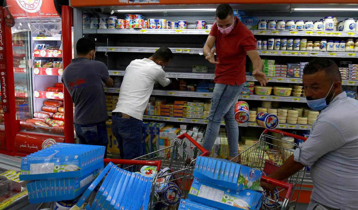 PEKERJA pasar raya di Amman, Jordan menarik balik produk buatan Perancis dari rak jualan sebagai tanda memboikot barangan buatan Perancis. FOTO AFP