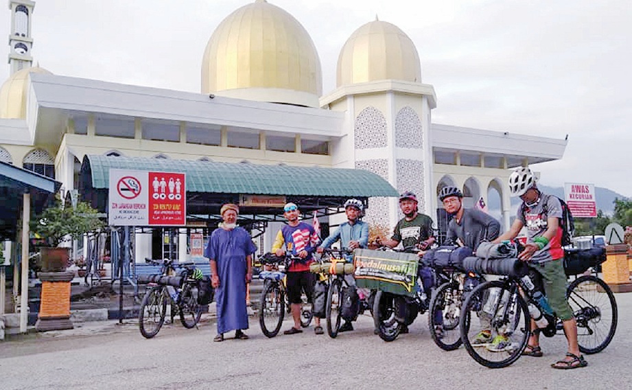 DI Masjid Gua Musang sebelum meneruskan penjelajahan Kayuhan Jelajah Barat-Timur Semenanjung. FOTO Muhd Azizul Hakim