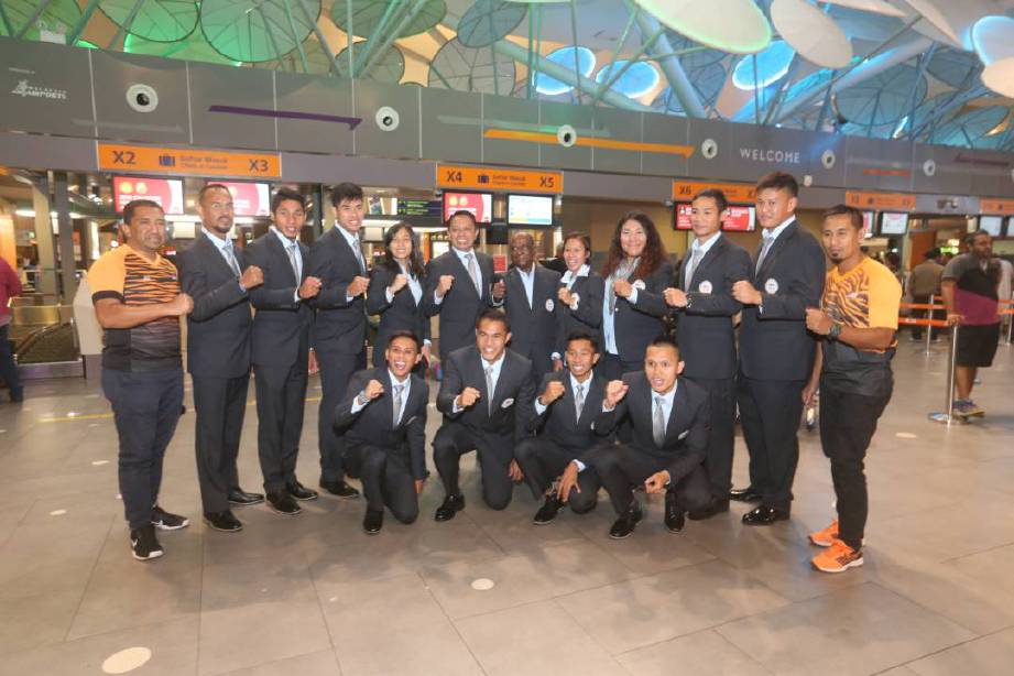 KETUA jurulatih negara, Zainal Abas bergambar bersama atlet olahraga negara sebelum berlepas ke Gold Coast dari KLIA2 bagi menyertai Sukan Komanwel 2018. - Foto MOHD FADLI HAMZAH