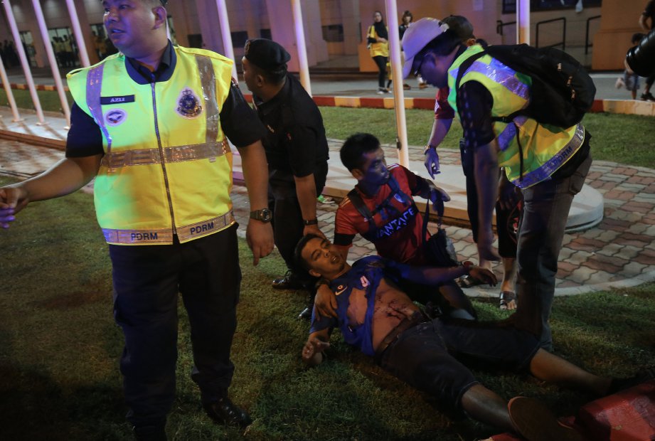 SEORANG penyokong yang dipercayai terkena mercun di pekarangan Stadium Perak selepas perlawanan antara Perak menentang Johor DT. -Foto MUHAIZAN YAHYA