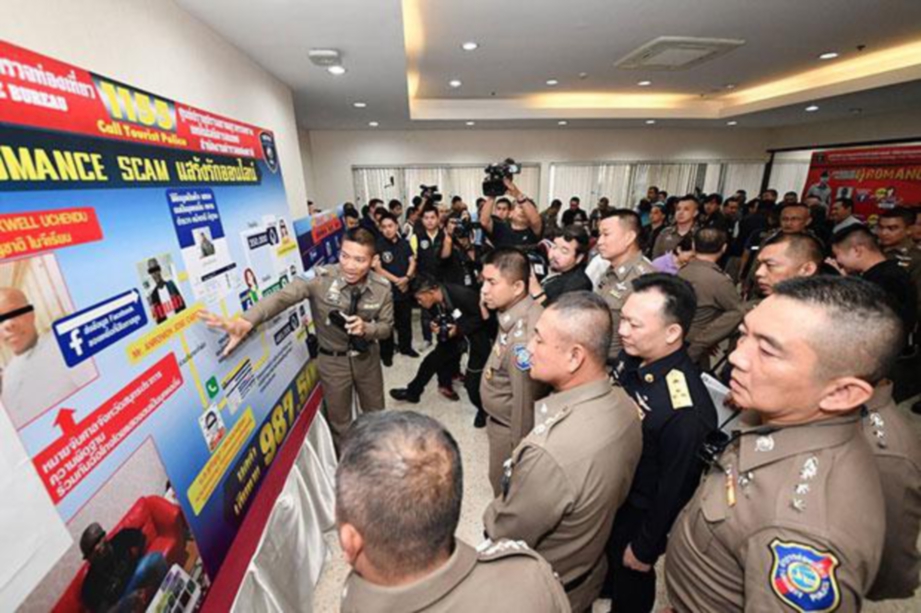 ANGGOTA keselamatan Thailand memberi penerangan mengenai  sindiket penipuan  'talian cinta'. FOTO/AGENSI 