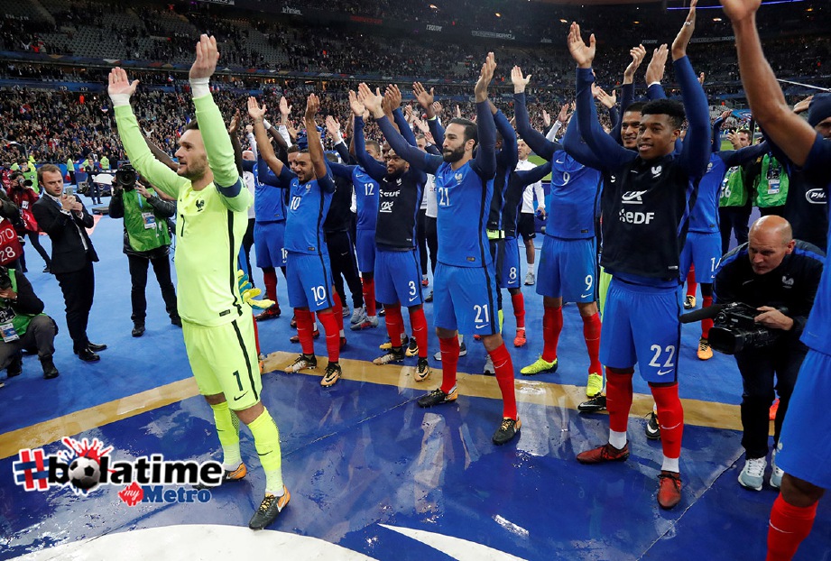 PEMAIN Perancis berterima kasih kepada penyokong. -Foto Reuters