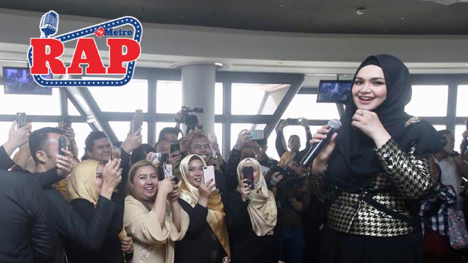 Siti Nurhaliza membuat persembahan sempena pelancaran Kosmetik Mewah Simplysiti Gold Edition di Menara Kuala Lumpur. FOTO NUR ADIBAH AHMAD IZAM