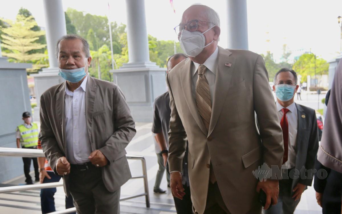 NAJIB ketika hadir untuk perbicaraan kes dihadapinya di Mahkamah Tinggi Kuala Lumpur, hari ini. FOTO Fathil Asri.
