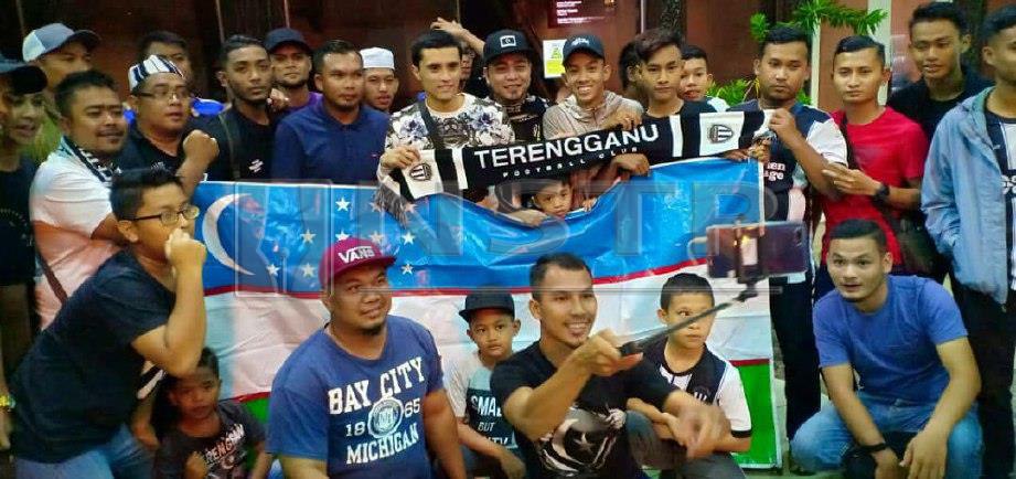 PEMAIN import baharu Terengganu FC, Sanjar Shaakhmedov (tengah atas baju hitam putih) bergambar dengan peminat sebaik tiba di Lapangan Terbang Sultan Mahmud, Kuala Terengganu. FOTO E-mel