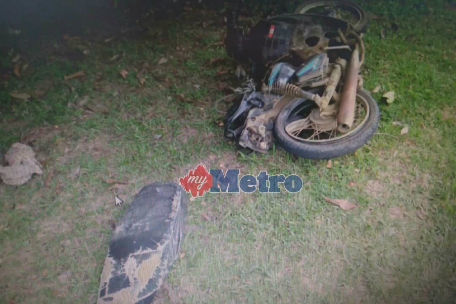 KEADAAN motosikal mangsa selepas dirempuh kenderaan pacuan empat roda di Kilometer 21, Jalan Kuala Berang-Teris berhampiran Kampung Chapu, Kuala Berang, tengah hari ini. FOTO ihsan polis