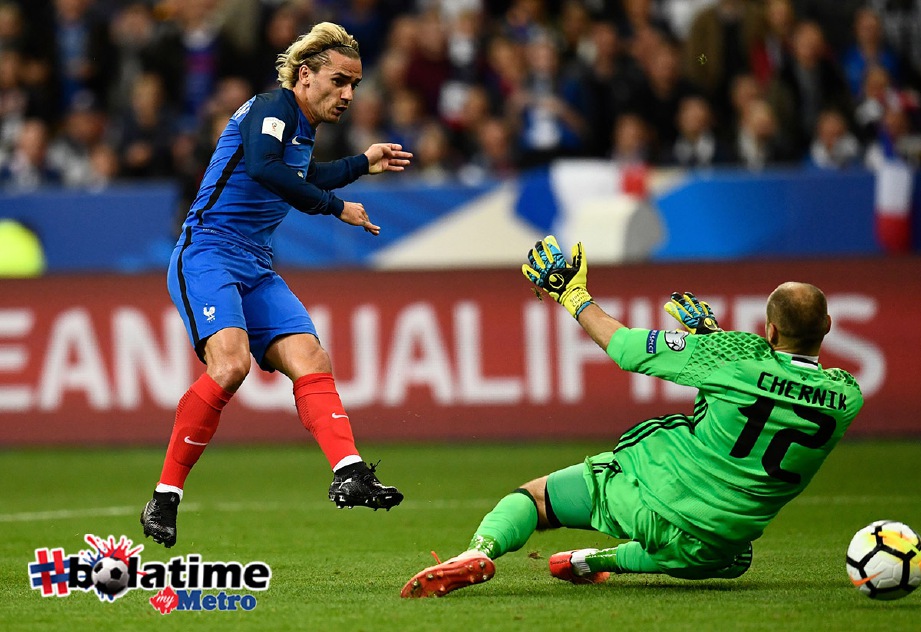 GRIEZMANN (kiri) jaring gol pertama Perancis. -Foto AFP