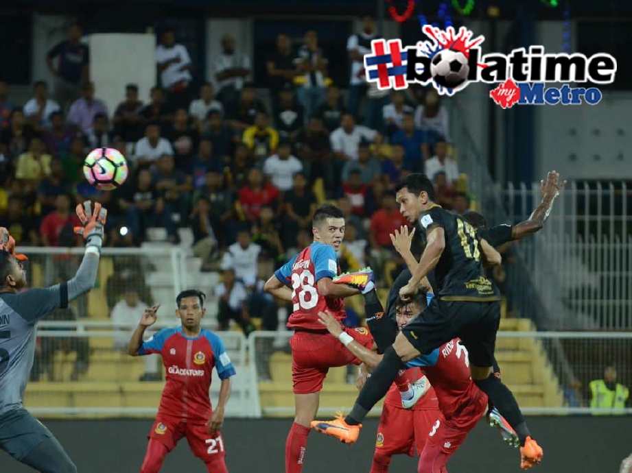 NASRULLAH (kanan) mahu membalas kepercayaan jurulatih Terengganu FC I, Irfan. -Foto fail