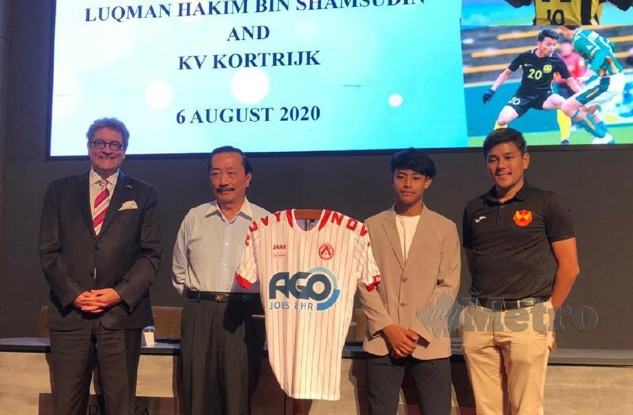 Dari kiri Gregoire, Vincent Tan, Luqman dan Johan Kamal menunjukkan jersi KV Kortrijk.
