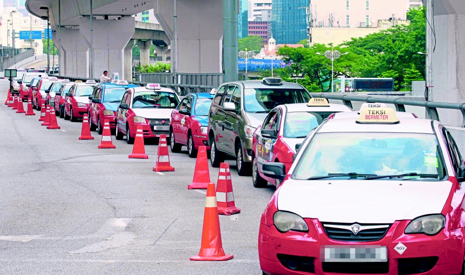 Sebahagian deretan teksi yang menunggu giliran mendapatkan penumpang di hentian KL Sentral, Kuala Lumpur . 
