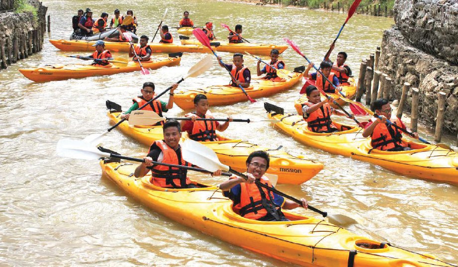 PESERTA berkayak bersedia menghadapi cabaran di Sungai Perak.