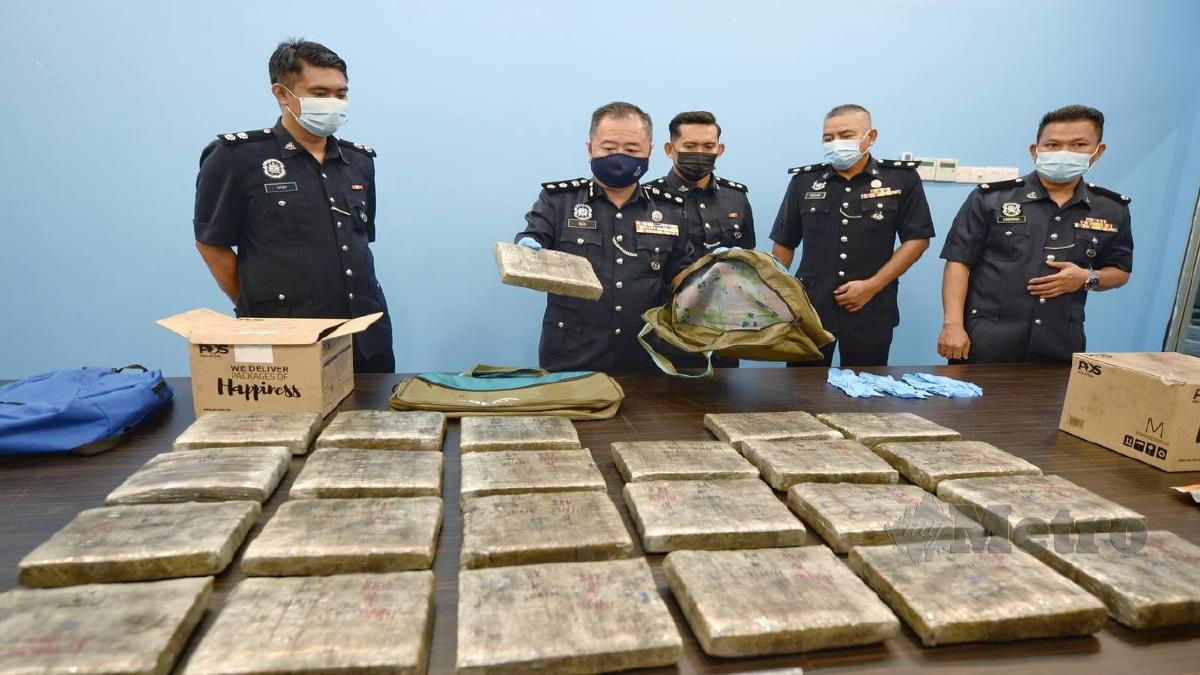 ASISTEN Komisioner Beh Eng Lai (tengah) menunjukkan dadah jenis ganja yang berjaya dirampas dalam sidang media di IPD Sentul. FOTO ZULFADHLI ZULKIFLI