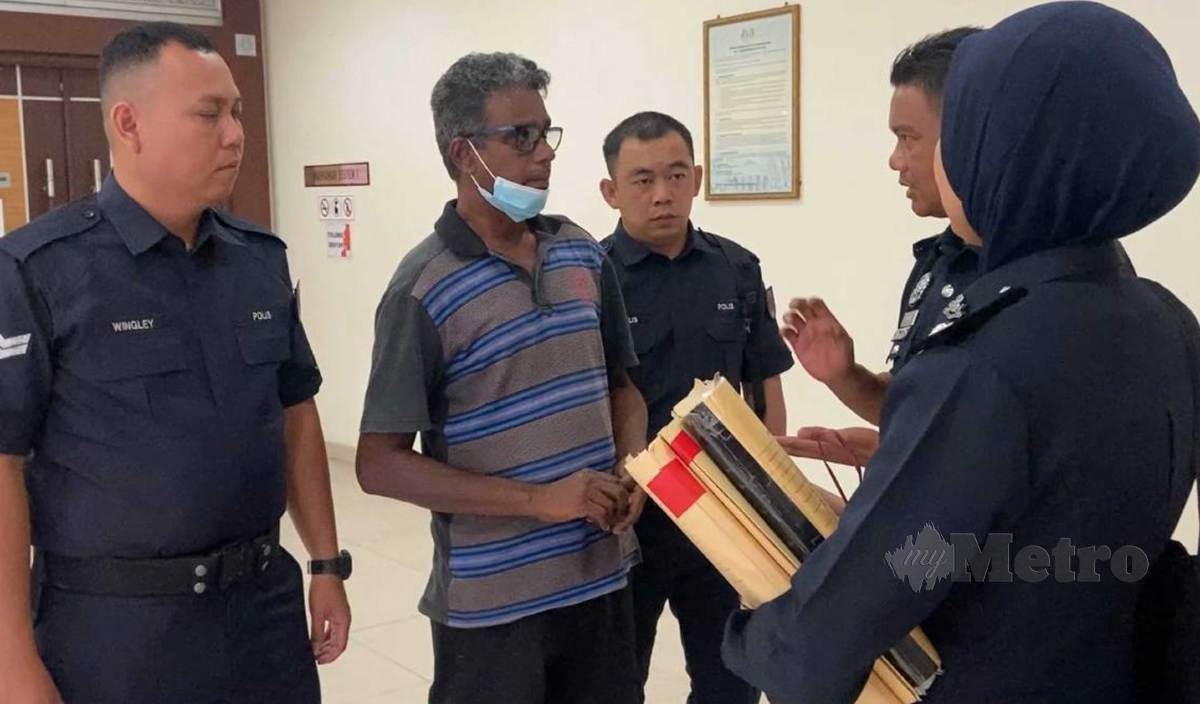 KUMAR dibawa keluar dari Mahkamah Sesyen Muar selepas diikat jamin sebanyak RM10,000 atas pertuduhan melakukan amang seksual terhadap kanak-kanak perempua. FOTO Alias Abd Rani