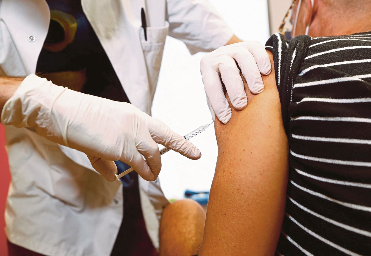 LELAKI menerima suntikan vaksin cacar monyet di Nice, Perancis. FOTO Reuters
