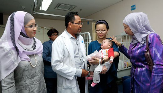 DR Hasri melawat wad pediatrik IJN yang dihuni pesakit jantung kanak-kanak.