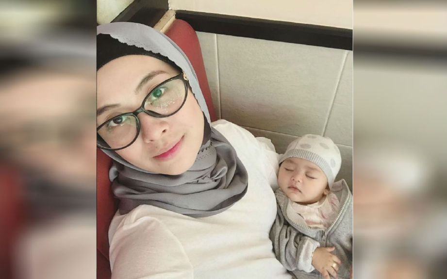 Adira bersama anak perempuannya. FOTO Instagram Adira