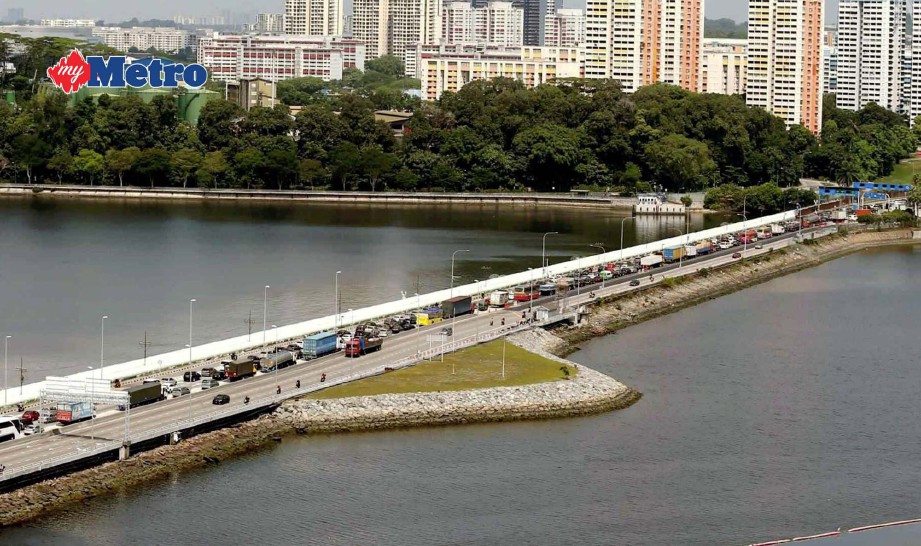 Tindakan kerajaan Singapura memperkenalkan caj jalan raya (RRC) yang dikuatkuasakan pada 15 Februari depan dianggap melulu dan tidak munasabah.