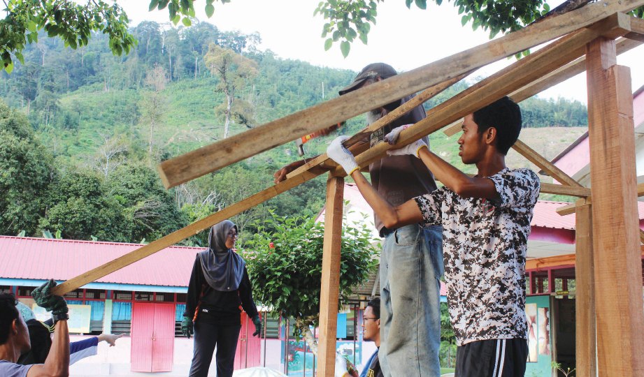 BAKTI siswa komuniti bersama masyarakat Orang Asli di Pos Sendrut, Kuala Lipis, Pahang.