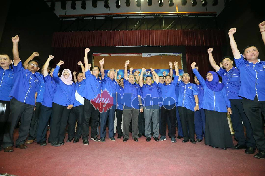 Ahmad Bashah bersama calon-calon BN yang akan mempertahankan Kedah dari dirampas pembangkang. FOTO Sharul Hafiz Zam 