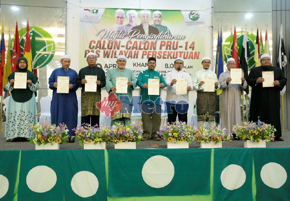 PESURUHJAYA PAS Wilayah Persekutuan Mohammad Noor (tengah) bersama calon parti itu yang bakal bertanding merebut kerusi Parlimen Wilayah Persekutuan pada PRU-14. FOTO Aizuddin Saad 